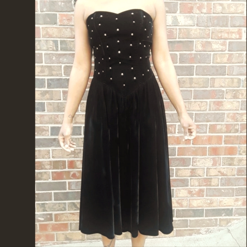 Positively Ellyn Vintage Sweetheart Strapless Black Velvet Midi Dress